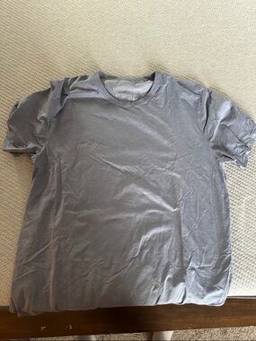 Lululemon men’s tshirt